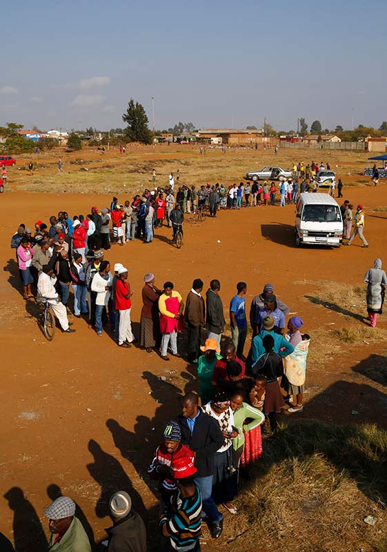 Voters queue to cast their ballots in Bekkersdal, near Johannesburg, on May 7, 2014.