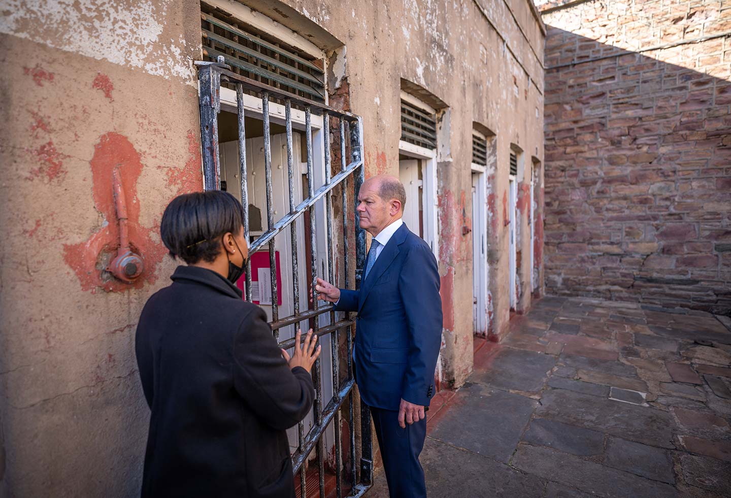German Chancellor Olaf Scholz, guided by Pearl Gugulethu, visits the former “Number Four” prison, where numerous political prisoners were also incarcerated during apartheid in South Africa.